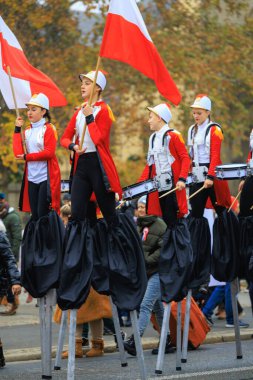 Wroclaw, Polonya - 11 Kasım 2024: Wroclaw 'da Neşeli Bağımsızlık Günü Yürüyüşü, Polonya Bayrakları, Öğrencileri ve 11 Kasım' ı Kutlayan Ailelerle Vatanseverlik Yürüyüşü