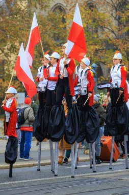 Wroclaw, Polonya - 11 Kasım 2024: Wroclaw 'da Neşeli Bağımsızlık Günü Yürüyüşü, Polonya Bayrakları, Öğrencileri ve 11 Kasım' ı Kutlayan Ailelerle Vatanseverlik Yürüyüşü