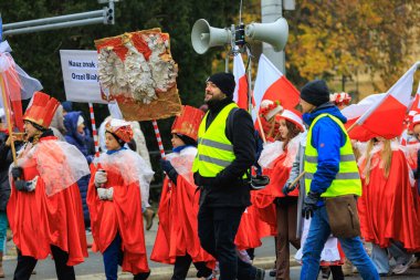 Wroclaw, Polonya - 11 Kasım 2024: Wroclaw 'da Neşeli Bağımsızlık Günü Yürüyüşü, Polonya Bayrakları, Öğrencileri ve 11 Kasım' ı Kutlayan Ailelerle Vatanseverlik Yürüyüşü