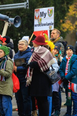 Wroclaw, Polonya - 11 Kasım 2024: Wroclaw 'da Neşeli Bağımsızlık Günü Yürüyüşü, Polonya Bayrakları, Öğrencileri ve 11 Kasım' ı Kutlayan Ailelerle Vatanseverlik Yürüyüşü
