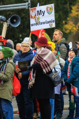 Wroclaw, Polonya - 11 Kasım 2024: Wroclaw 'da Neşeli Bağımsızlık Günü Yürüyüşü, Polonya Bayrakları, Öğrencileri ve 11 Kasım' ı Kutlayan Ailelerle Vatanseverlik Yürüyüşü