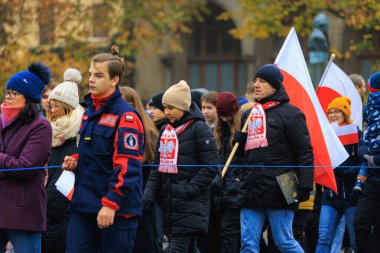 Wroclaw, Polonya - 11 Kasım 2024: Wroclaw 'da Neşeli Bağımsızlık Günü Yürüyüşü, Polonya Bayrakları, Öğrencileri ve 11 Kasım' ı Kutlayan Ailelerle Vatanseverlik Yürüyüşü