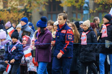 Wroclaw, Polonya - 11 Kasım 2024: Wroclaw 'da Neşeli Bağımsızlık Günü Yürüyüşü, Polonya Bayrakları, Öğrencileri ve 11 Kasım' ı Kutlayan Ailelerle Vatanseverlik Yürüyüşü