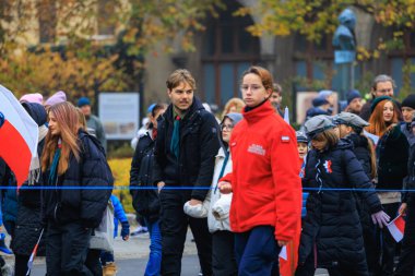 Wroclaw, Polonya - 11 Kasım 2024: Wroclaw 'da Neşeli Bağımsızlık Günü Yürüyüşü, Polonya Bayrakları, Öğrencileri ve 11 Kasım' ı Kutlayan Ailelerle Vatanseverlik Yürüyüşü