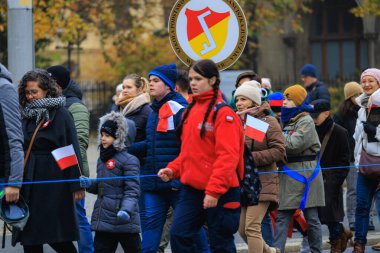 Wroclaw, Polonya - 11 Kasım 2024: Wroclaw 'da Neşeli Bağımsızlık Günü Yürüyüşü, Polonya Bayrakları, Öğrencileri ve 11 Kasım' ı Kutlayan Ailelerle Vatanseverlik Yürüyüşü