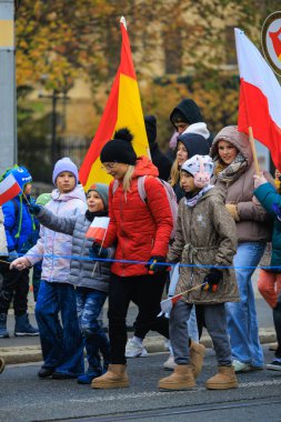 Wroclaw, Polonya - 11 Kasım 2024: Wroclaw 'da Neşeli Bağımsızlık Günü Yürüyüşü, Polonya Bayrakları, Öğrencileri ve 11 Kasım' ı Kutlayan Ailelerle Vatanseverlik Yürüyüşü