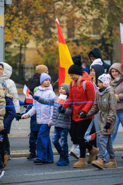 Wroclaw, Polonya - 11 Kasım 2024: Wroclaw 'da Neşeli Bağımsızlık Günü Yürüyüşü, Polonya Bayrakları, Öğrencileri ve 11 Kasım' ı Kutlayan Ailelerle Vatanseverlik Yürüyüşü