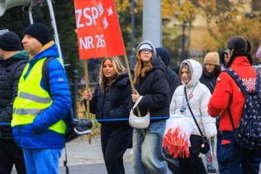 Wroclaw, Polonya - 11 Kasım 2024: Wroclaw 'da Neşeli Bağımsızlık Günü Yürüyüşü, Polonya Bayrakları, Öğrencileri ve 11 Kasım' ı Kutlayan Ailelerle Vatanseverlik Yürüyüşü