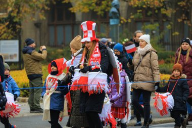 Wroclaw, Polonya - 11 Kasım 2024: Wroclaw 'da Neşeli Bağımsızlık Günü Yürüyüşü, Polonya Bayrakları, Öğrencileri ve 11 Kasım' ı Kutlayan Ailelerle Vatanseverlik Yürüyüşü