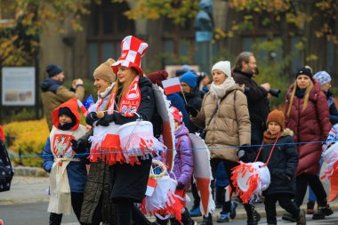 Wroclaw, Polonya - 11 Kasım 2024: Wroclaw 'da Neşeli Bağımsızlık Günü Yürüyüşü, Polonya Bayrakları, Öğrencileri ve 11 Kasım' ı Kutlayan Ailelerle Vatanseverlik Yürüyüşü