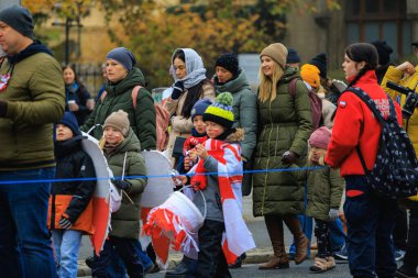 Wroclaw, Polonya - 11 Kasım 2024: Wroclaw 'da Neşeli Bağımsızlık Günü Yürüyüşü, Polonya Bayrakları, Öğrencileri ve 11 Kasım' ı Kutlayan Ailelerle Vatanseverlik Yürüyüşü