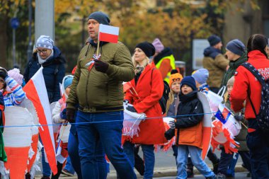 Wroclaw, Polonya - 11 Kasım 2024: Wroclaw 'da Neşeli Bağımsızlık Günü Yürüyüşü, Polonya Bayrakları, Öğrencileri ve 11 Kasım' ı Kutlayan Ailelerle Vatanseverlik Yürüyüşü