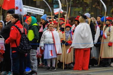 Wroclaw, Polonya - 11 Kasım 2024: Wroclaw 'da Neşeli Bağımsızlık Günü Yürüyüşü, Polonya Bayrakları, Öğrencileri ve 11 Kasım' ı Kutlayan Ailelerle Vatanseverlik Yürüyüşü