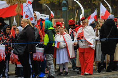 Wroclaw, Polonya - 11 Kasım 2024: Wroclaw 'da Neşeli Bağımsızlık Günü Yürüyüşü, Polonya Bayrakları, Öğrencileri ve 11 Kasım' ı Kutlayan Ailelerle Vatanseverlik Yürüyüşü