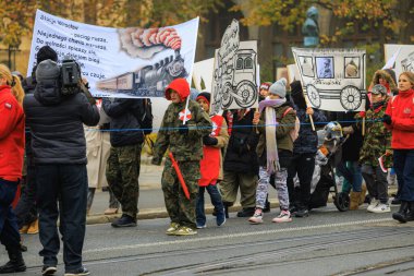 Wroclaw, Polonya - 11 Kasım 2024: Wroclaw 'da Neşeli Bağımsızlık Günü Yürüyüşü, Polonya Bayrakları, Öğrencileri ve 11 Kasım' ı Kutlayan Ailelerle Vatanseverlik Yürüyüşü