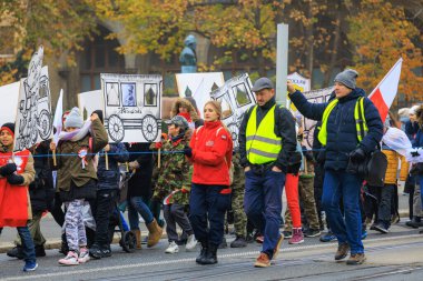 Wroclaw, Polonya - 11 Kasım 2024: Wroclaw 'da Neşeli Bağımsızlık Günü Yürüyüşü, Polonya Bayrakları, Öğrencileri ve 11 Kasım' ı Kutlayan Ailelerle Vatanseverlik Yürüyüşü