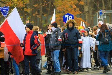 Wroclaw, Polonya - 11 Kasım 2024: Wroclaw 'da Neşeli Bağımsızlık Günü Yürüyüşü, Polonya Bayrakları, Öğrencileri ve 11 Kasım' ı Kutlayan Ailelerle Vatanseverlik Yürüyüşü