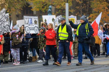 Wroclaw, Polonya - 11 Kasım 2024: Wroclaw 'da Neşeli Bağımsızlık Günü Yürüyüşü, Polonya Bayrakları, Öğrencileri ve 11 Kasım' ı Kutlayan Ailelerle Vatanseverlik Yürüyüşü