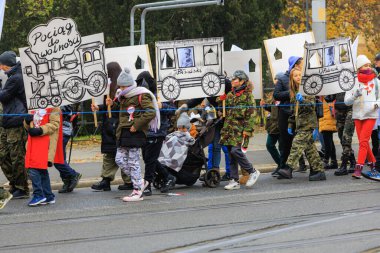 Wroclaw, Polonya - 11 Kasım 2024: Wroclaw 'da Neşeli Bağımsızlık Günü Yürüyüşü, Polonya Bayrakları, Öğrencileri ve 11 Kasım' ı Kutlayan Ailelerle Vatanseverlik Yürüyüşü