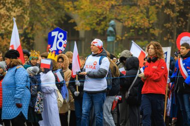 Wroclaw, Polonya - 11 Kasım 2024: Wroclaw 'da Neşeli Bağımsızlık Günü Yürüyüşü, Polonya Bayrakları, Öğrencileri ve 11 Kasım' ı Kutlayan Ailelerle Vatanseverlik Yürüyüşü