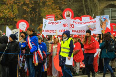 Wroclaw, Polonya - 11 Kasım 2024: Wroclaw 'da Neşeli Bağımsızlık Günü Yürüyüşü, Polonya Bayrakları, Öğrencileri ve 11 Kasım' ı Kutlayan Ailelerle Vatanseverlik Yürüyüşü