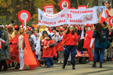 Wroclaw, Polonya - 11 Kasım 2024: Wroclaw 'da Neşeli Bağımsızlık Günü Yürüyüşü, Polonya Bayrakları, Öğrencileri ve 11 Kasım' ı Kutlayan Ailelerle Vatanseverlik Yürüyüşü