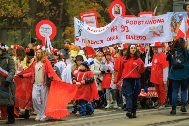 Wroclaw, Polonya - 11 Kasım 2024: Wroclaw 'da Neşeli Bağımsızlık Günü Yürüyüşü, Polonya Bayrakları, Öğrencileri ve 11 Kasım' ı Kutlayan Ailelerle Vatanseverlik Yürüyüşü