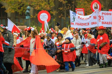 Wroclaw, Polonya - 11 Kasım 2024: Wroclaw 'da Neşeli Bağımsızlık Günü Yürüyüşü, Polonya Bayrakları, Öğrencileri ve 11 Kasım' ı Kutlayan Ailelerle Vatanseverlik Yürüyüşü