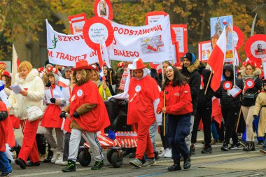 Wroclaw, Polonya - 11 Kasım 2024: Wroclaw 'da Neşeli Bağımsızlık Günü Yürüyüşü, Polonya Bayrakları, Öğrencileri ve 11 Kasım' ı Kutlayan Ailelerle Vatanseverlik Yürüyüşü