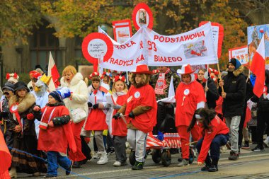 Wroclaw, Polonya - 11 Kasım 2024: Wroclaw 'da Neşeli Bağımsızlık Günü Yürüyüşü, Polonya Bayrakları, Öğrencileri ve 11 Kasım' ı Kutlayan Ailelerle Vatanseverlik Yürüyüşü