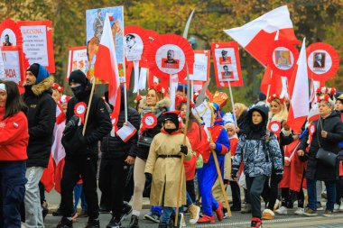 Wroclaw, Polonya - 11 Kasım 2024: Wroclaw 'da Neşeli Bağımsızlık Günü Yürüyüşü, Polonya Bayrakları, Öğrencileri ve 11 Kasım' ı Kutlayan Ailelerle Vatanseverlik Yürüyüşü