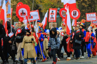 Wroclaw, Polonya - 11 Kasım 2024: Wroclaw 'da Neşeli Bağımsızlık Günü Yürüyüşü, Polonya Bayrakları, Öğrencileri ve 11 Kasım' ı Kutlayan Ailelerle Vatanseverlik Yürüyüşü