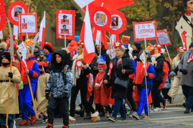 Wroclaw, Polonya - 11 Kasım 2024: Wroclaw 'da Neşeli Bağımsızlık Günü Yürüyüşü, Polonya Bayrakları, Öğrencileri ve 11 Kasım' ı Kutlayan Ailelerle Vatanseverlik Yürüyüşü