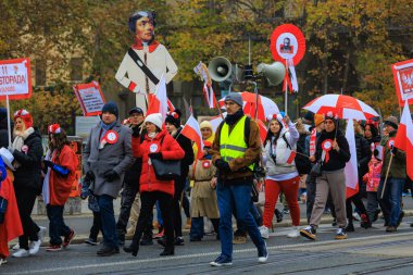Wroclaw, Polonya - 11 Kasım 2024: Wroclaw 'da Neşeli Bağımsızlık Günü Yürüyüşü, Polonya Bayrakları, Öğrencileri ve 11 Kasım' ı Kutlayan Ailelerle Vatanseverlik Yürüyüşü