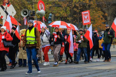 Wroclaw, Polonya - 11 Kasım 2024: Wroclaw 'da Neşeli Bağımsızlık Günü Yürüyüşü, Polonya Bayrakları, Öğrencileri ve 11 Kasım' ı Kutlayan Ailelerle Vatanseverlik Yürüyüşü