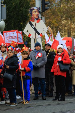 Wroclaw, Polonya - 11 Kasım 2024: Wroclaw 'da Neşeli Bağımsızlık Günü Yürüyüşü, Polonya Bayrakları, Öğrencileri ve 11 Kasım' ı Kutlayan Ailelerle Vatanseverlik Yürüyüşü