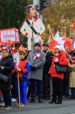 Wroclaw, Polonya - 11 Kasım 2024: Wroclaw 'da Neşeli Bağımsızlık Günü Yürüyüşü, Polonya Bayrakları, Öğrencileri ve 11 Kasım' ı Kutlayan Ailelerle Vatanseverlik Yürüyüşü