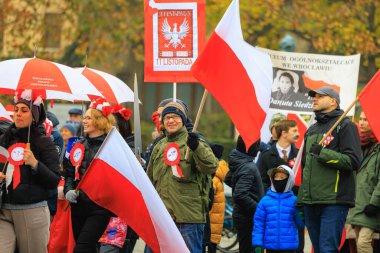 Wroclaw, Polonya - 11 Kasım 2024: Wroclaw 'da Neşeli Bağımsızlık Günü Yürüyüşü, Polonya Bayrakları, Öğrencileri ve 11 Kasım' ı Kutlayan Ailelerle Vatanseverlik Yürüyüşü