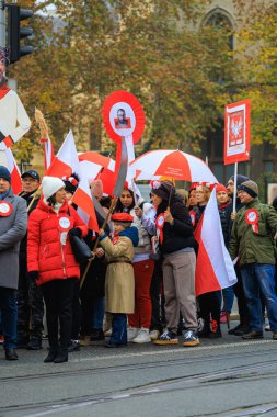 Wroclaw, Polonya - 11 Kasım 2024: Wroclaw 'da Neşeli Bağımsızlık Günü Yürüyüşü, Polonya Bayrakları, Öğrencileri ve 11 Kasım' ı Kutlayan Ailelerle Vatanseverlik Yürüyüşü