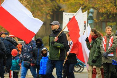 Wroclaw, Polonya - 11 Kasım 2024: Wroclaw 'da Neşeli Bağımsızlık Günü Yürüyüşü, Polonya Bayrakları, Öğrencileri ve 11 Kasım' ı Kutlayan Ailelerle Vatanseverlik Yürüyüşü