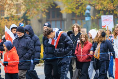 Wroclaw, Polonya - 11 Kasım 2024: Wroclaw 'da Neşeli Bağımsızlık Günü Yürüyüşü, Polonya Bayrakları, Öğrencileri ve 11 Kasım' ı Kutlayan Ailelerle Vatanseverlik Yürüyüşü