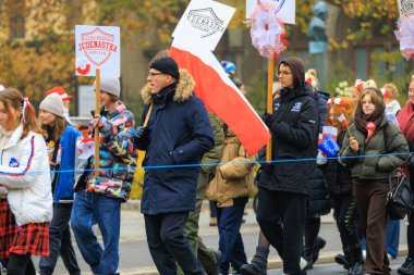 Wroclaw, Polonya - 11 Kasım 2024: Wroclaw 'da Neşeli Bağımsızlık Günü Yürüyüşü, Polonya Bayrakları, Öğrencileri ve 11 Kasım' ı Kutlayan Ailelerle Vatanseverlik Yürüyüşü