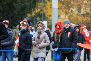 Wroclaw, Polonya - 11 Kasım 2024: Wroclaw 'da Neşeli Bağımsızlık Günü Yürüyüşü, Polonya Bayrakları, Öğrencileri ve 11 Kasım' ı Kutlayan Ailelerle Vatanseverlik Yürüyüşü
