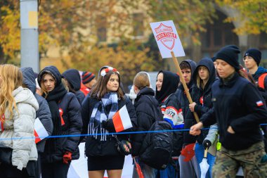 Wroclaw, Polonya - 11 Kasım 2024: Wroclaw 'da Neşeli Bağımsızlık Günü Yürüyüşü, Polonya Bayrakları, Öğrencileri ve 11 Kasım' ı Kutlayan Ailelerle Vatanseverlik Yürüyüşü