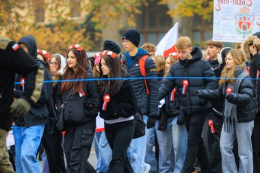 Wroclaw, Polonya - 11 Kasım 2024: Wroclaw 'da Neşeli Bağımsızlık Günü Yürüyüşü, Polonya Bayrakları, Öğrencileri ve 11 Kasım' ı Kutlayan Ailelerle Vatanseverlik Yürüyüşü