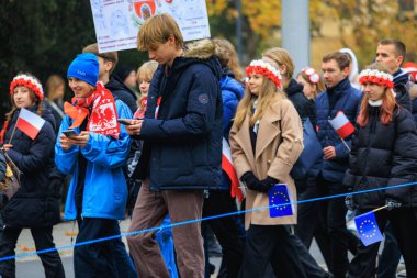 Wroclaw, Polonya - 11 Kasım 2024: Wroclaw 'da Neşeli Bağımsızlık Günü Yürüyüşü, Polonya Bayrakları, Öğrencileri ve 11 Kasım' ı Kutlayan Ailelerle Vatanseverlik Yürüyüşü
