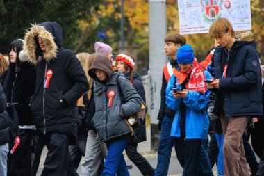 Wroclaw, Polonya - 11 Kasım 2024: Wroclaw 'da Neşeli Bağımsızlık Günü Yürüyüşü, Polonya Bayrakları, Öğrencileri ve 11 Kasım' ı Kutlayan Ailelerle Vatanseverlik Yürüyüşü
