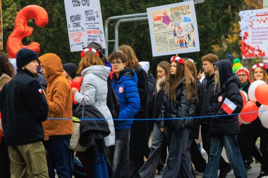 Wroclaw, Polonya - 11 Kasım 2024: Wroclaw 'da Neşeli Bağımsızlık Günü Yürüyüşü, Polonya Bayrakları, Öğrencileri ve 11 Kasım' ı Kutlayan Ailelerle Vatanseverlik Yürüyüşü