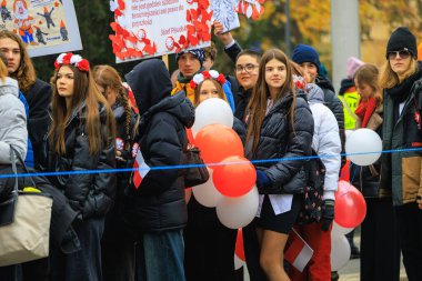 Wroclaw, Polonya - 11 Kasım 2024: Wroclaw 'da Neşeli Bağımsızlık Günü Yürüyüşü, Polonya Bayrakları, Öğrencileri ve 11 Kasım' ı Kutlayan Ailelerle Vatanseverlik Yürüyüşü