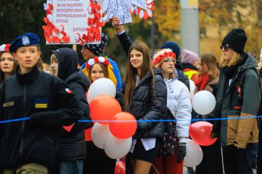 Wroclaw, Polonya - 11 Kasım 2024: Wroclaw 'da Neşeli Bağımsızlık Günü Yürüyüşü, Polonya Bayrakları, Öğrencileri ve 11 Kasım' ı Kutlayan Ailelerle Vatanseverlik Yürüyüşü